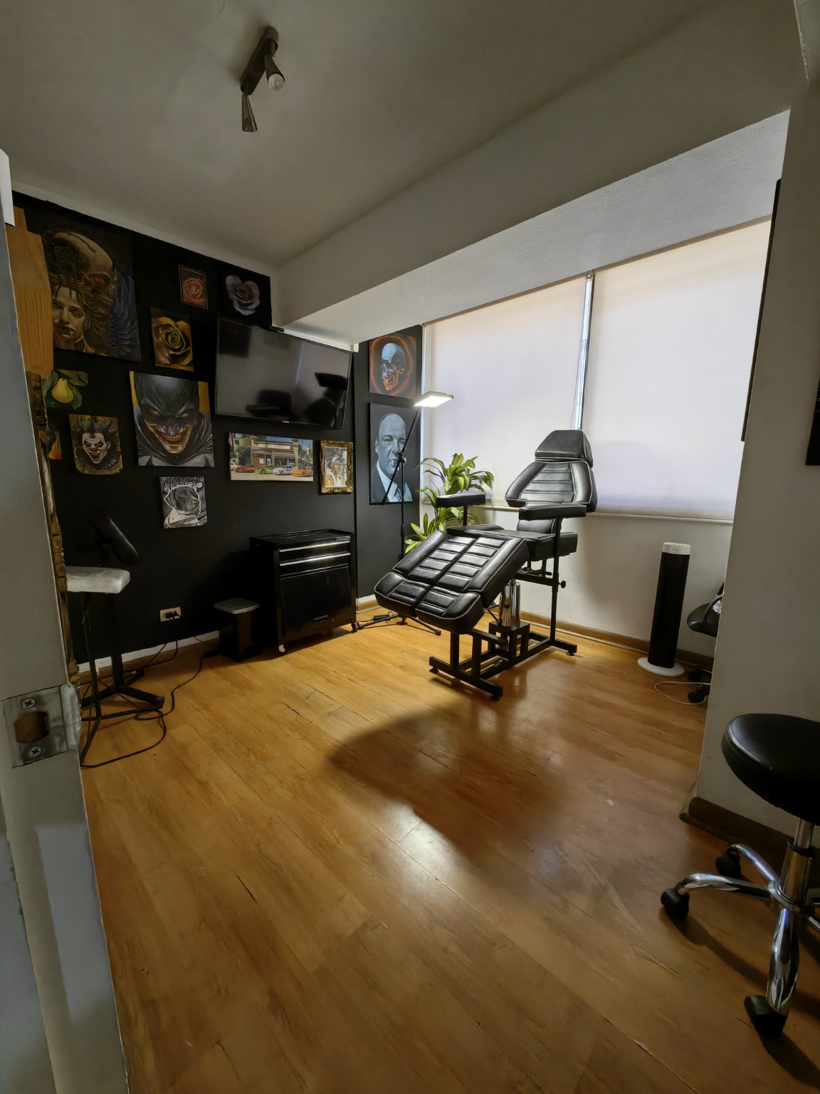 Espacio de tatuaje de Vidal Tatuajes, con camilla, luz natural y dibujos en las paredes