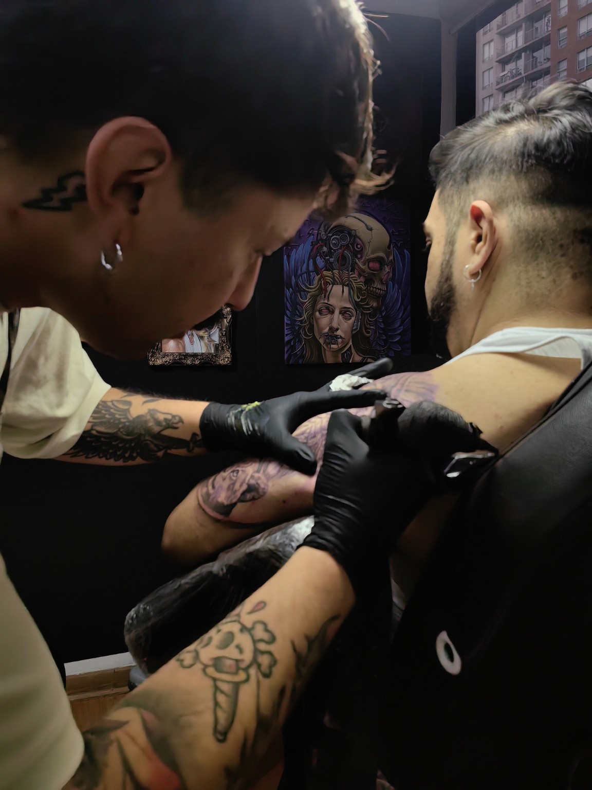 Franco Vidal tatuando el hombro de un cliente en su estudio